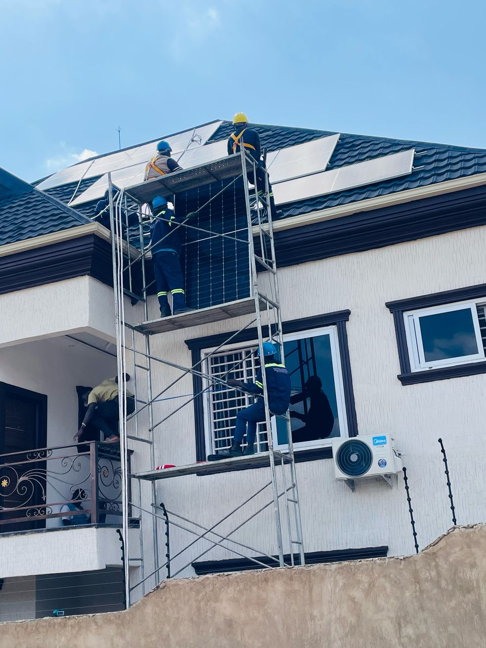 DaAFRAK team installing rooftop solar